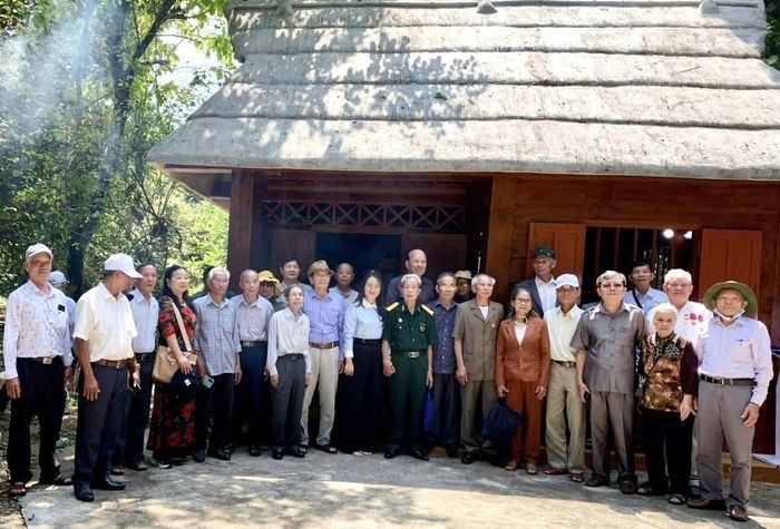 Ban liên lạc Văn phòng Khu ủy 5 thăm lại chiến trường xưa tại Khu di tích Khu ủy Khu 5 (xã Phước Trà) vào năm 2025. Ảnh: GIA PHÚC