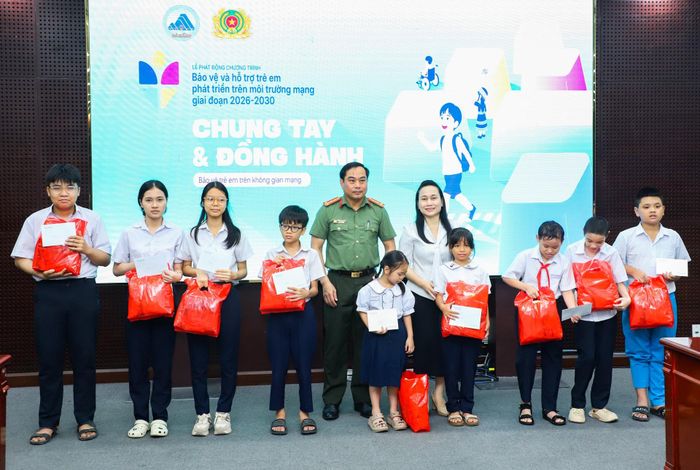 Đại diện lãnh đạo Công an thành phố và Sở Y tế trao quà cho 10 học sinh có hoàn cảnh khó khăn. Ảnh: NGỌC PHÚ