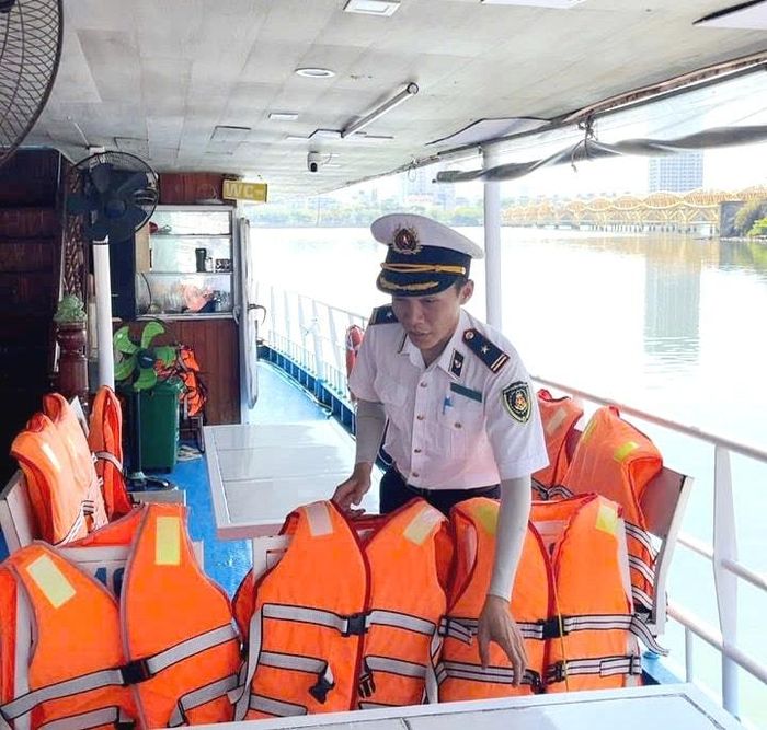 Kiểm tra việc trang bị áo phao của phương tiện vận chuyển khách trên tuyến Sông Hàn - cầu Trần Thị Lý. Ảnh: CÔNG TÚ