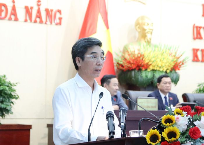 Phó Chủ tịch UBND thành phố Trần Chí Cường trình bày tờ trình tại kỳ họp. Ảnh: TRỌNG HUY