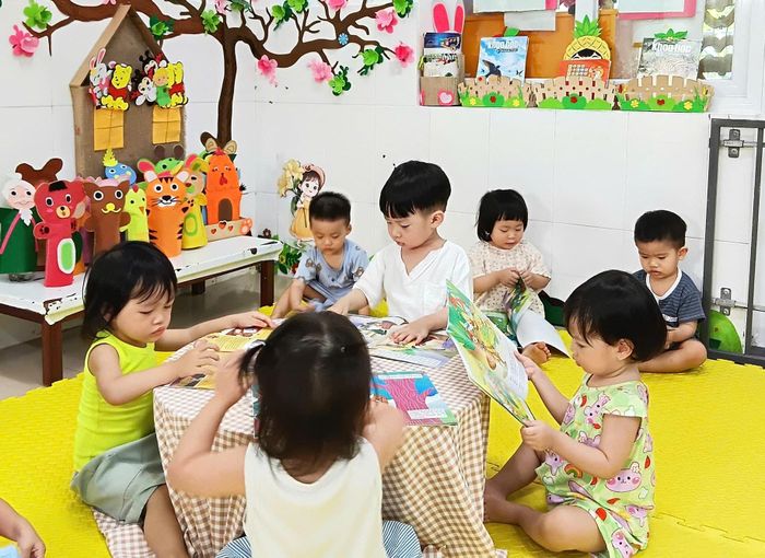 Trẻ mầm non vui chơi tại lớp học. Ảnh: LAM PHƯƠNG