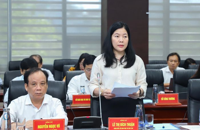 Giám đốc Sở Giáo dục và Đào tạo Lê Thị Bích Thuận báo cáo tại buổi làm việc. Ảnh: NGỌC PHÚ