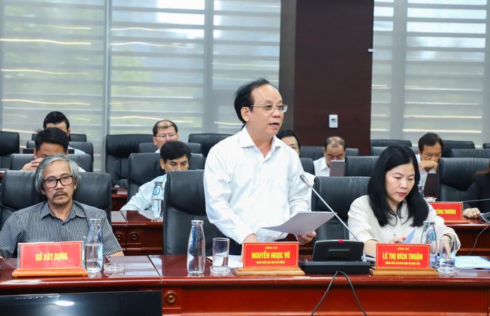 Giám đốc Đại học Đà Nẵng Nguyễn Ngọc Vũ báo cáo tại buổi làm việc. Ảnh: NGỌC PHÚ
