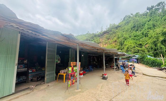 Cửa hàng tạp hóa của người dân Huổi Khon cung cấp các mặt hàng thiết yếu.