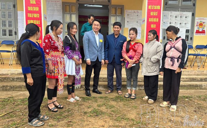 Đồng chí Nguyễn Tiến Thành, Phó Bí thư Đảng ủy, Chủ tịch UBND xã Nậm Kè trò chuyện với cử tri bản Huổi Khon 2 trong ngày bầu cử.