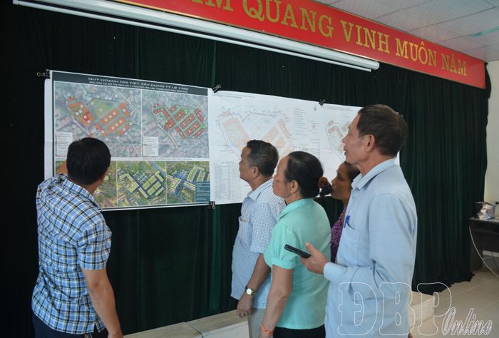 Người dân phường Điện Biên Phủ tìm hiểu quy hoạch chi tiết xây dựng tỷ lệ 1:500 dự án khu dân cư đô thị Him Lam 7.
