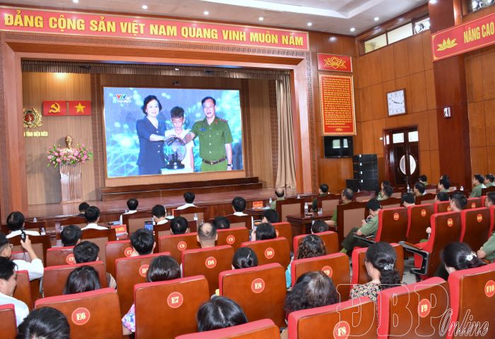 Phó Thủ tướng Chính phủ Phạm Thị Thanh Trà cùng đại diện Bộ Công an, trẻ em thực hiện nghi thức phát động chương trình.