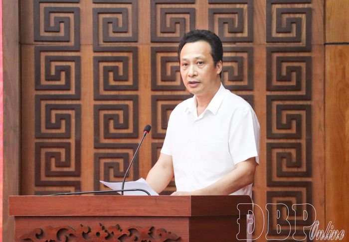 Lãnh đạo Đảng ủy UBND tỉnh phát biểu tham luận tại hội nghị.