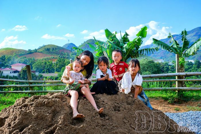 Nhiều em nhỏ 4 - 5 tuổi ở xã Xa Dung đã phải trông em khi người lớn vắng nhà.