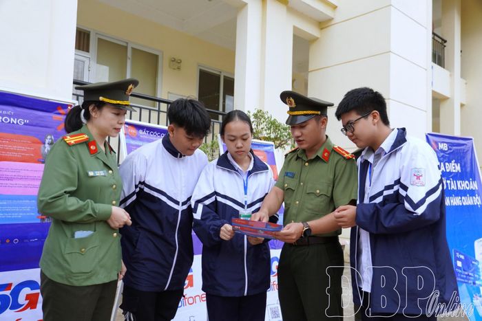 Cán bộ Phòng An ninh mạng và phòng chống tội phạm sử dụng công nghệ cao, Công an tỉnh tuyên truyền, nâng cao hiểu biết cho học sinh Trường THPT chuyên Lê Quý Đôn trước những thông tin xấu, độc trên không gian mạng.