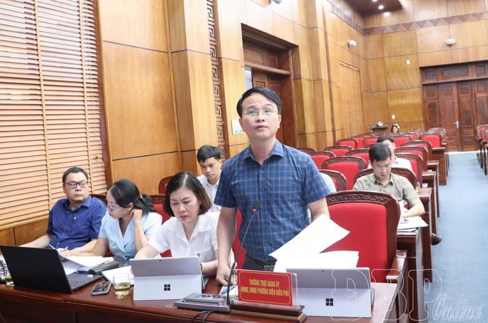 Lãnh đạo phường Điện Biên Phủ tham gia ý kiến tại hội nghị.