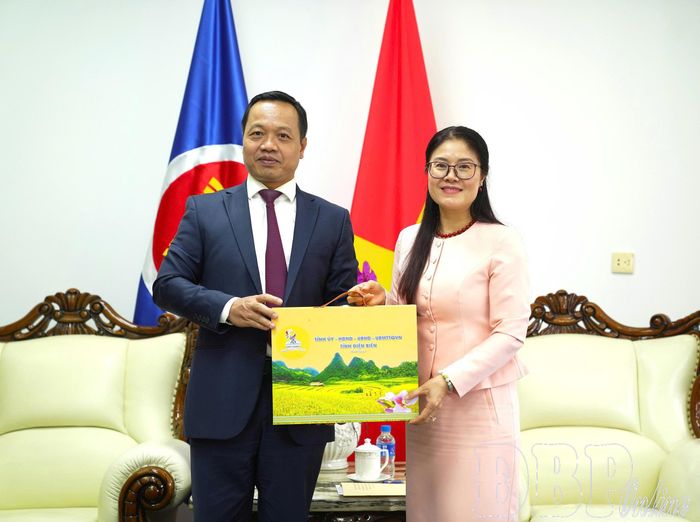 Bí thư Tỉnh ủy Trần Tiến Dũng tặng quà lưu niệm Tổng Lãnh sự Việt Nam tại Côn Minh.