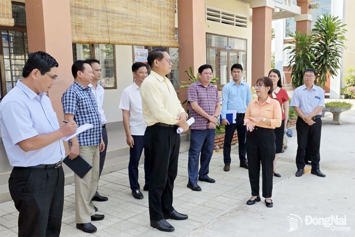 Đoàn giám sát của Ban Dân tộc HĐND thành phố giám sát việc đầu tư cơ sở vật chất tại Trường Tiểu học Hồng Bàng (ở xã Sông Ray). Ảnh: Việt Bình