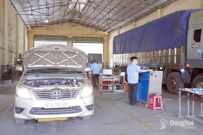 Hoạt động kiểm tra khí thải và an toàn kỹ thuật phương tiện tại Trung tâm Đăng kiểm xe cơ giới 60-06D (xã An Phước). Ảnh: Lê Duy