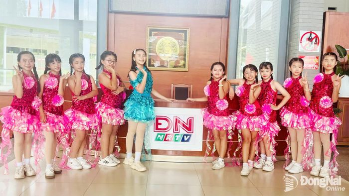 Thảo Nguyên và The Keys Band, Phương Vy và Vũ đoàn Happy Kids lưu lại khoảnh khắc đáng nhớ tại Báo và Phát thanh, Truyền hình Đồng Nai khi tham gia chương trình Vườn hoa âm nhạc tuổi thơ. Ảnh: Minh Huệ
