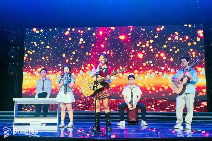 Thảo Nguyên và The Keys Band thể hiện ca khúc “Vào hạ” với giai điệu ngọt ngào, đầy cảm xúc về mùa hè tuổi thơ. Ảnh: Minh Huệ