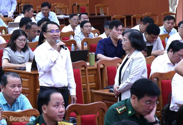 Đại biểu trao đổi với báo cáo viên tại hội nghị. Ảnh: Ngọc Thuận