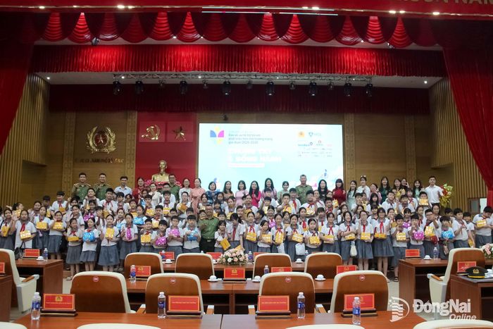 Đại biểu chụp ảnh cùng các em học sinh tại buổi lễ. Ảnh: Trần Danh