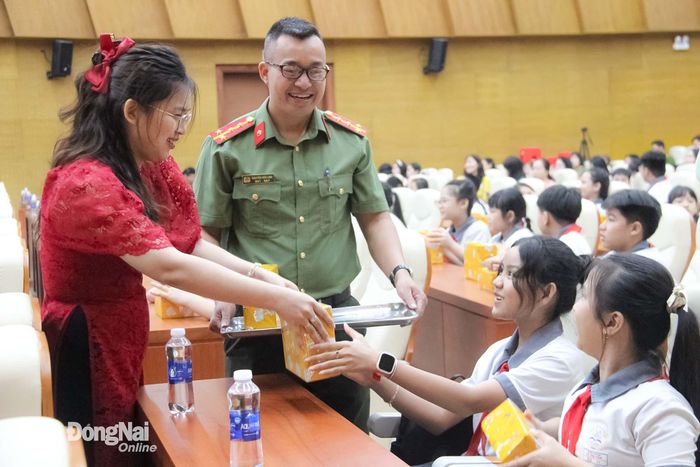 Ban tổ chức tặng quà cho các em học sinh tại buổi lễ. Ảnh: Trần Danh
