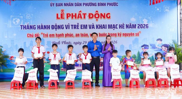 Lãnh đạo UBND phường Bình Phước và Đoàn thanh niên phường trao quà cho thiếu nhi có hoàn cảnh khó khăn tại lễ phát động. Ảnh: Nhã Trâm