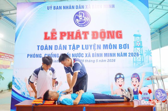 Học sinh được nghe hướng dẫn kỹ năng phòng ngừa và cách cứu người đuối nước.
