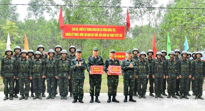 Tặng quà động viên cán bộ, chiến sĩ sau khi kiểm tra. Ảnh: ĐVCC