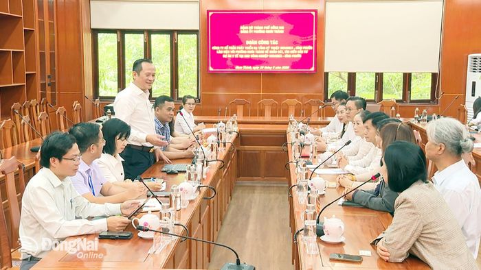Bí thư Đảng ủy, Chủ tịch HĐND phường Chơn Thành Nguyễn Minh Bình phát biểu tại buổi làm việc. Ảnh: Đỗ Trình