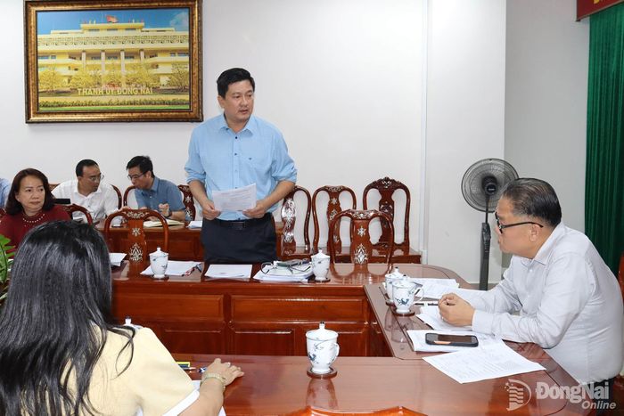 Phó Giám đốc Sở Xây dựng Đỗ Thành Phương báo cáo tại buổi làm việc. Ảnh: Hoàng Lộc