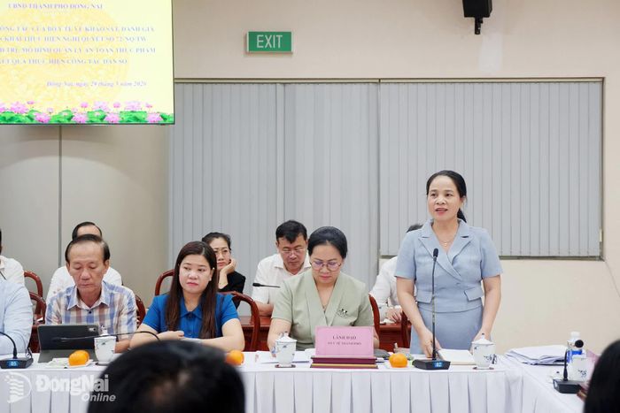 Giám đốc Sở Y tế Đỗ Thị Nguyên báo cáo những khó khăn, vướng mắc của ngành y tế. Ảnh: Hạnh Dung