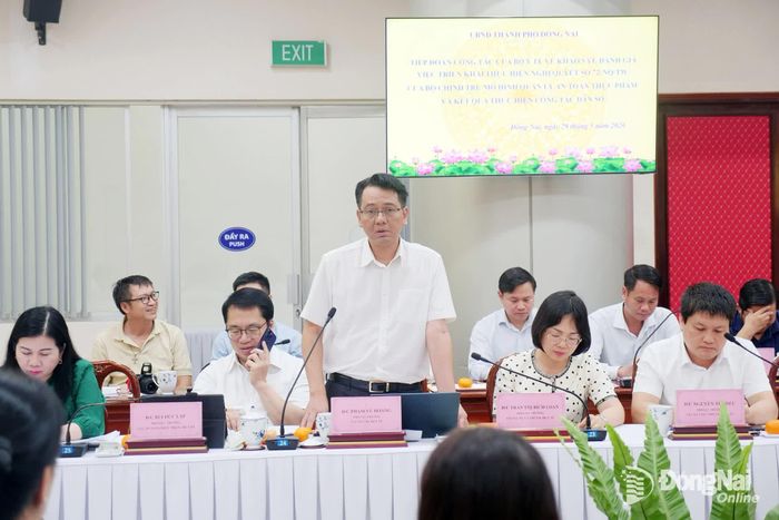 Thành viên đoàn công tác Bộ Y tế giải đáp, gợi mở định hướng phát triển cho ngành y tế Đồng Nai. Ảnh: Hạnh Dung