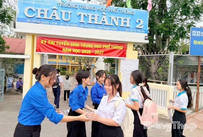 Phát nước uống miễn phí cho học sinh tại Điểm thi Trường THPT Châu Thành 2 (xã Phú Hựu).