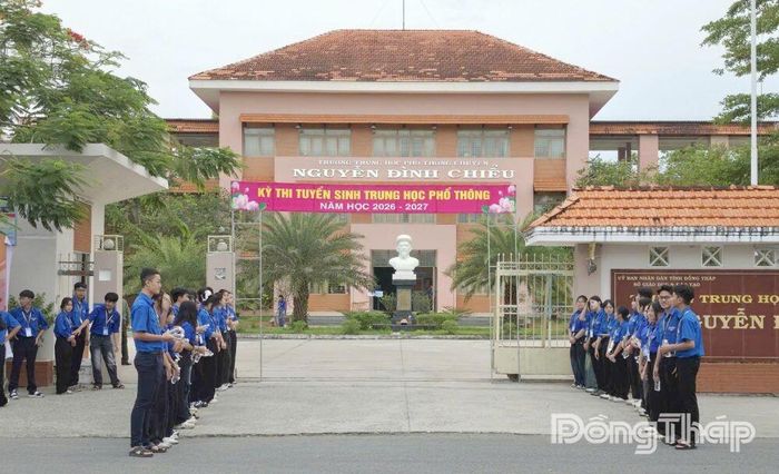 Hơn 2.500 tình nguyện viên là đoàn viên, học sinh, sinh viên, đồng hành cùng thí sinh trong suốt thời gian diễn ra Kỳ thi.