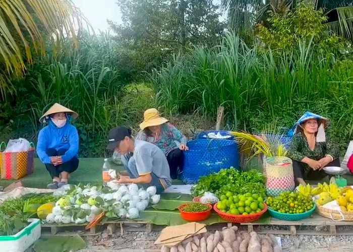 Nông sản Mỹ Ngãi bày bán tại Chợ phiên Xóm Rẫy