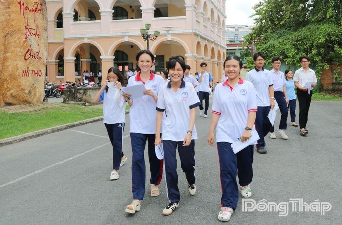 Thí sinh phấn khởi khi hoàn thành các môn thi.