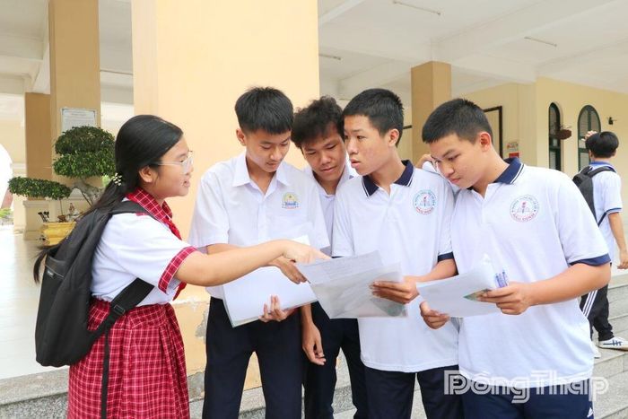 Thí sinh trao đổi về đề bài môn thi Ngữ văn.