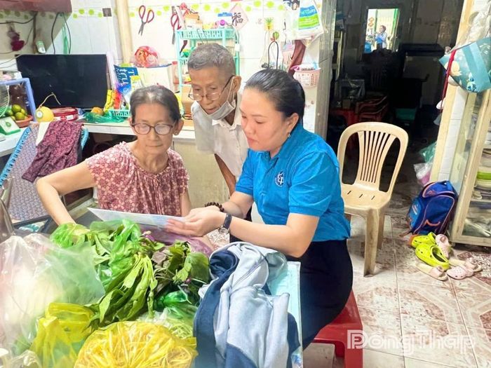 Viên chức Bảo hiểm xã hội phối hợp các khóm, ấp tuyên truyền, hướng dẫn người dân tham gia bảo hiểm y tế.