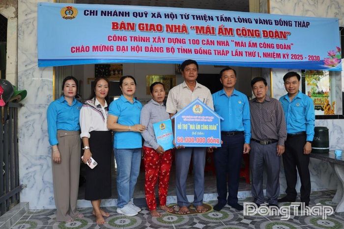 Bàn giao “Mái ấm Công đoàn” cho đoàn viên có hoàn cảnh khó khăn, giúp người lao động ổn định cuộc sống.