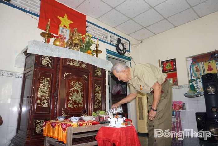 Chi Hội Cựu Chiến binh ấp Tân Lập chuẩn bị mâm cơm cúng dâng lên Bác nhân kỷ niệm ngày sinh của Người.