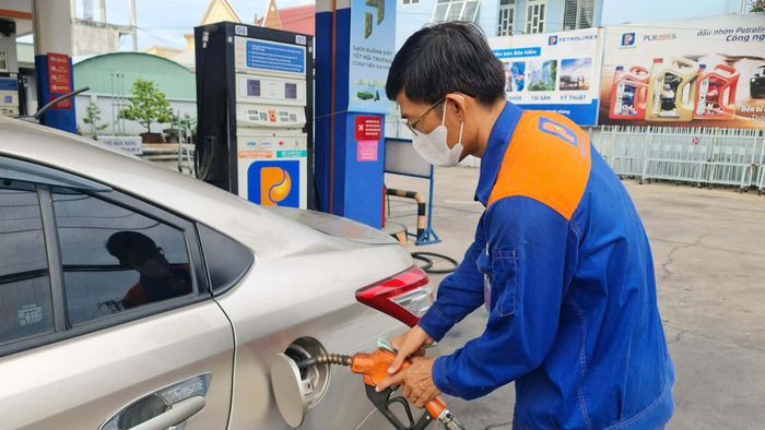 Người dân vào đổ xăng sinh học E10 tại hệ thống Petrolimex Đồng Tháp.