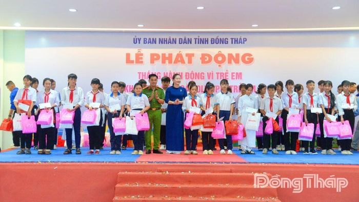 Chương trình đã tặng 100 phần học bổng cùng nhiều phần quà cho các em học sinh.