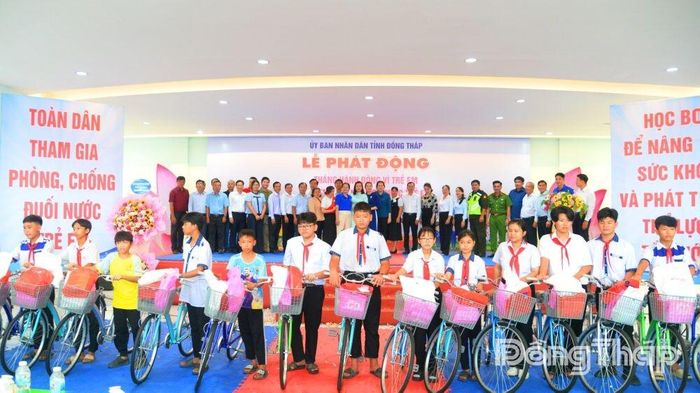 Chương trình đã tặng 100 xe đạp cùng nhiều phần quà cho các em học sinh.