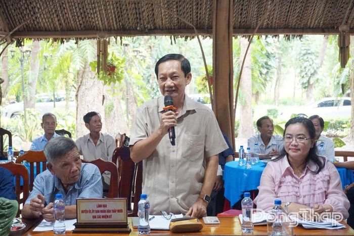 Đồng chí Đinh Minh Dũng, nguyên Chủ tịch UBND huyện Tháp Mười (trước đây) phát biểu góp ý tại hội nghị.