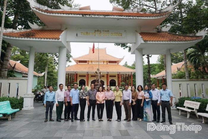 Đại biểu tham quan Khu di tích quốc gia đặc biệt Gò Tháp bên Đền thờ Thiên hộ Võ Duy Dương.