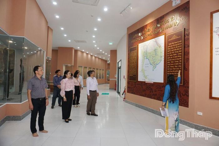 Đại biểu tham quan Nhà trưng bày Xứ ủy Nam bộ và văn hóa Óc Eo 