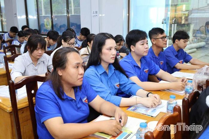 Sinh viên và đoàn viên thanh niên tham gia lớp tập huấn sử dụng điện an toàn - tiết kiệm năm 2026 do Công ty Điện lực Đồng Tháp tổ chức.