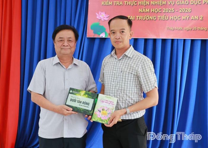 Đồng chí Lê Minh Hoan trao tặng 2 tác phẩm do mình sáng tác cho Trường Tiểu học Mỹ An 2.