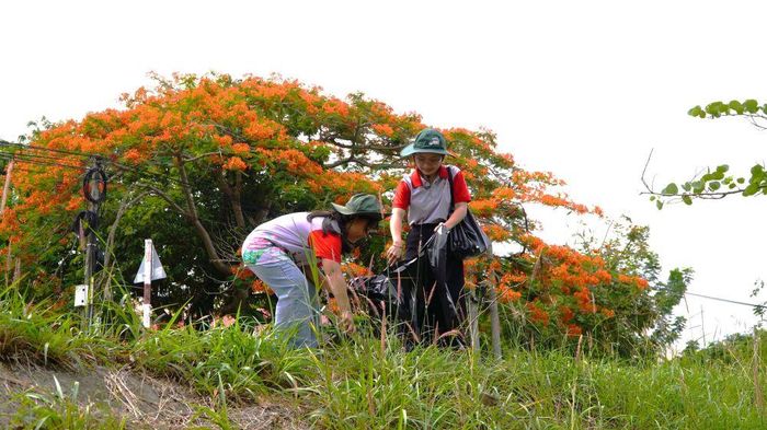 Đại biểu trong buổi ra quân tham gia dọn vệ sinh môi trường. Ảnh: HỮU NGHĨA.