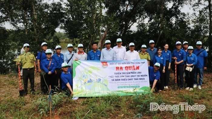 Đại biểu ra quân tuyên truyền về phân loại chất thải rắn sinh hoạt tại nguồn và giảm thiểu chất thải nhựa năm 2026.