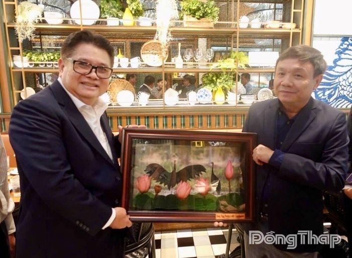 Ông Montri Suwanposri, Phó Chủ tịch Hội đồng quản trị, Công ty Cổ phần Chăn nuôi C.P. Việt Nam (bên trái) và Phó Bí thư Thường trực Tỉnh ủy tỉnh Đồng Tháp Phan Văn Thắng. 