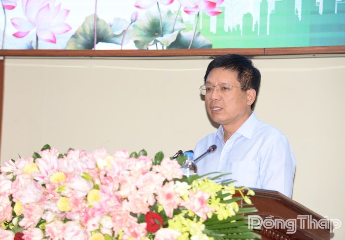 Phó Giáo sư, Tiến sĩ Hồ Sỹ Hùng phát biểu tại hội nghị.